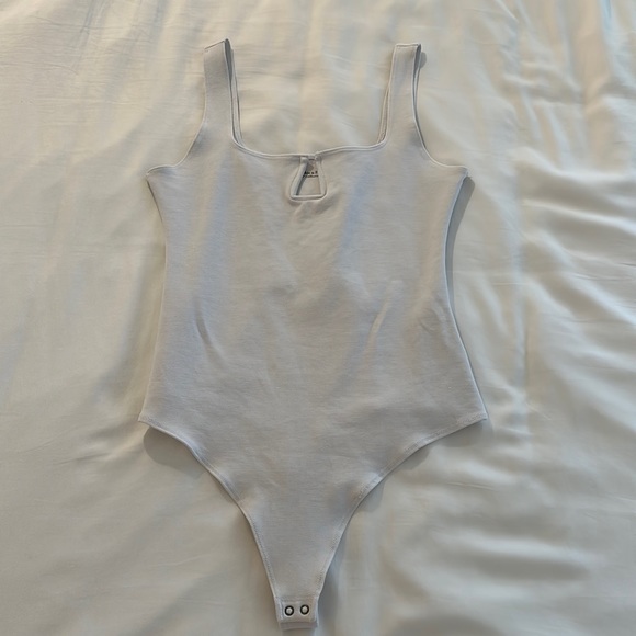 Abercrombie & Fitch White Keyhole Bodysuit. Small. - Picture 1 of 5